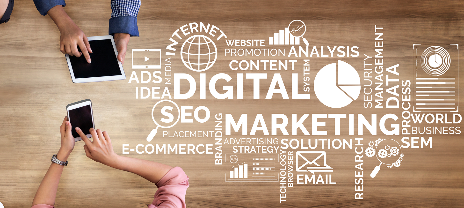 Profissionais da Agência XYZ Code planejando campanhas de marketing digital.